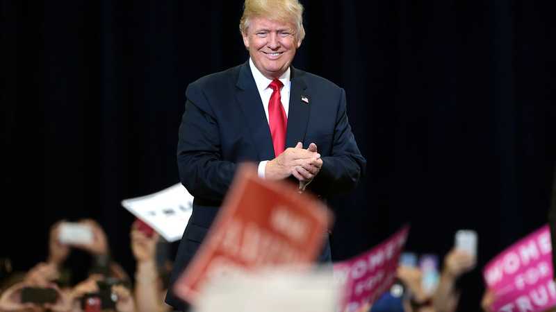 Donald Trump - Donald Trump speaking with supporters at a campaign rally at the Phoenix Convention Center in Phoenix, Arizona. Please attribute to Gage Skidmore if used elsewhere., tags: der zu trans - Gage Skidmore via Flickr