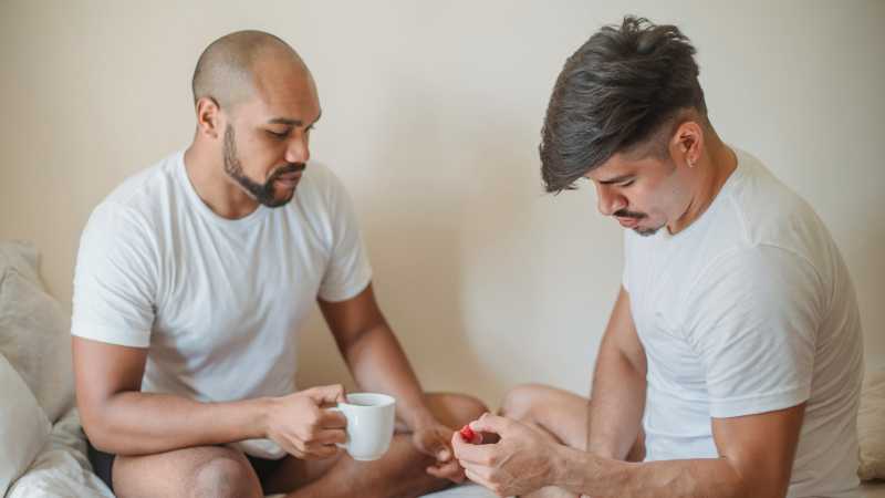 Couple enjoying a romantic breakfast in bed with croissants and berries., tags: essstörungen für lgbtqia+-personen - pexel